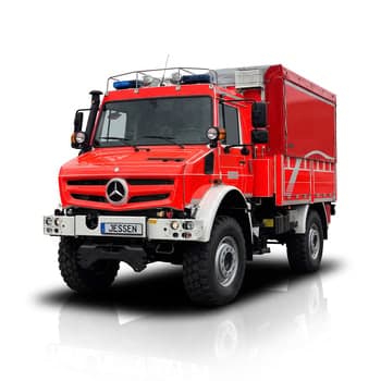 Roter Mercedes-Benz Unimog mit Kofferaufbau und Dachträger in Dreiviertelansicht